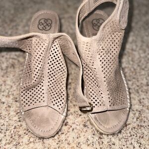 Daisy Fuentes Women’s Size 7 Taupe Perforated Espadrille Wedge Sandals